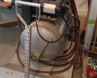 Campbell Hausfeld Air Compressor 3.5 HP on a Heavy 4 Wheel Cart, 20 gal tank w/ attachments.