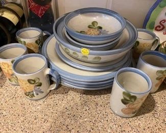 Vintage Louisville Stoneware Dishes
Includes:
-6 Coffee Cups
-2 Soup Bowls
-1 Salad Bowl
-1 Serving Bowl
-1 small plate
-4 Dinner plates
-1 Serving Platter
Pickup in Bellaire.
Please bring your own packing.