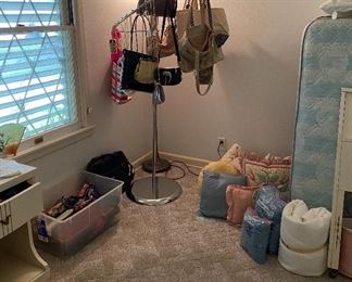 Full Size Bedroom Set Mid Century Modern Headboard & Footboard, Nightstands White Lacquer Finish, Purses, Blanket