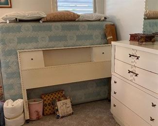 Full Size Bedroom Set Mid Century Modern Headboard & Footboard, Nightstands, Chest of Drawers White Lacquer Finish, Pillows, Comforter 