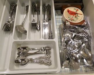 Stainless flatware set