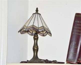 Tiffany Style Table Lamp With Leaded Glass Shade