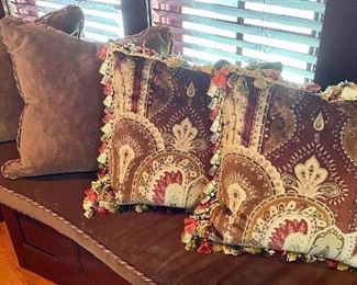 4 decorative pillows