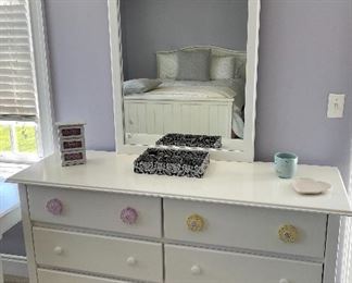 White 6 drawer dresser with mirror 