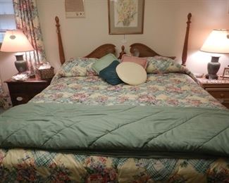 King Size Heywood/Wakefild Old Colony Rock Maple pediment bed