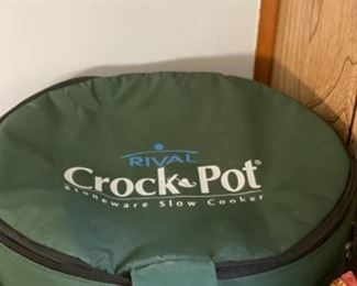 Crockpot slow cooker and case