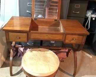 vanity vintage w/ stool