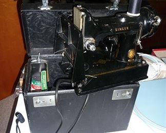 Singer Featherweight 221 Sewing Machine