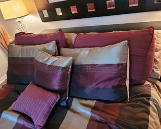 $30.00, Queen bed linen set vg condition
