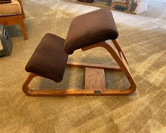 Ergonomic kneeling chair