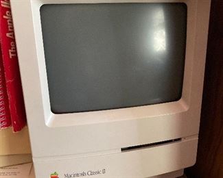MacIntosh Classic ll vintage computer