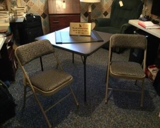 New card table with 2 padded chairs