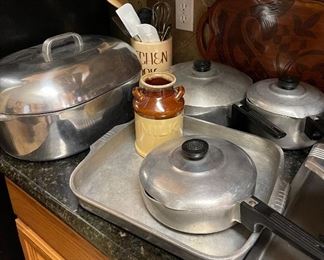 Rare Magnalite Roasting Pan, Large Covered Dutch Oven Roasting Pot with Trivit