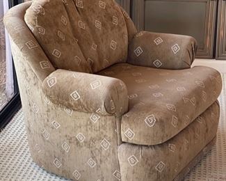 Executive Seating Fabric Swivel Accent Chair	35x40x35in	HxWxD
