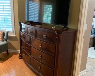 $1600 - Henredon 8 drawer dresser with Mirror 