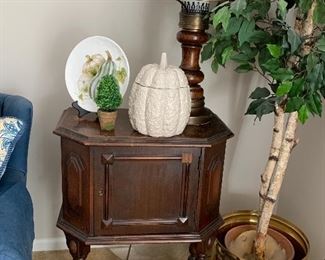 Humidor side cabinet