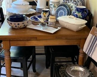 Kitchen table w/leaves that pull out and 4 Black kitchen chairs 