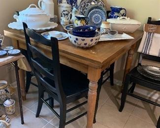 Kitchen table w/leaves that pull out and 4 black kitchen chairs 