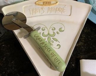 4 Pizza plates w/pizza cutter