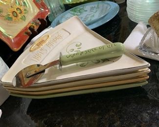 4 Pizza plates w/pizza cutter