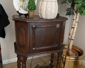 Humidor side cabinet