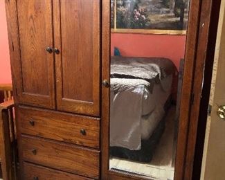 Wardrobe unit with mirror
