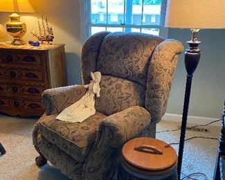 La z Boy push back recliner, lamp & barrel 