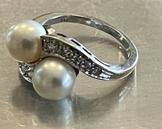 Vintage 14K White Gold, Diamond And Faux Pearl Ring Size 5 Weighs 3.9 Grams 
