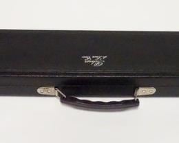 1036 Palmer 1x2 deLuxe Case Black exterior, black interior, silver stamped logo, no key; 31 1/2" long; holds 1 butt and 2 shafts; very good condition