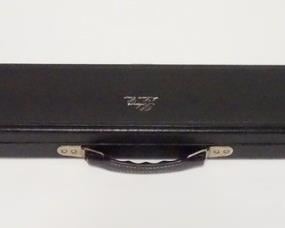 1038 Palmer 1x2 deLuxe Case Black exterior, black interior, silver stamped logo, no key; 31 1/2" long; holds 1 butt and 2 shafts; very good condition