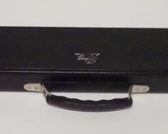 1042 Palmer 1x2 deLuxe Case Black exterior, black interior, silver stamped logo, no key; 31 1/2" long; holds 1 butt and 2 shafts; unusual/uncommon square clasps; one clasp needs work to close properly; good condition