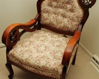 FANCY VICTORIAN UPHOLSTERED CHAIR
