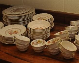 Large Royal Doulton 'Grantham' dinner set, circa 1934