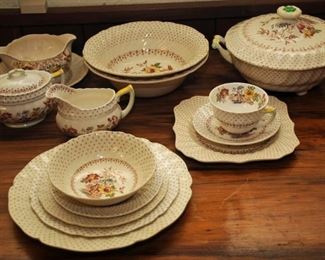 Large Royal Doulton 'Grantham' dinner set, circa 1934