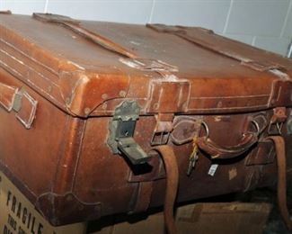 VINTAGE LEATHER SUITCASE