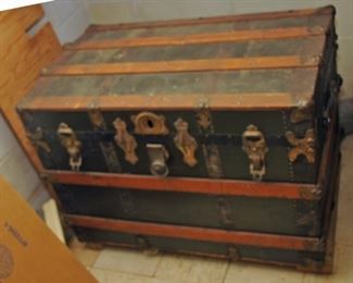 LARGE ANTIQUE STEAMER TRUNK