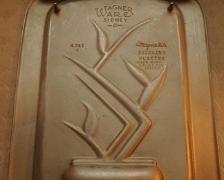 WAGNER WARE SIDNEY O MAGNALITE SIZZLING PLATTER # 4341-M WITH VERY RARE WOOD HANDLES