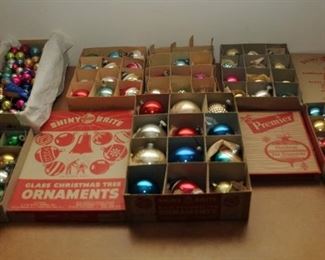 VINTAGE CHRISTMAS TREE DECORATIONS