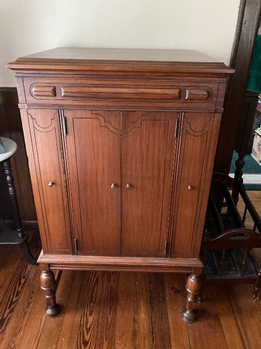 Restored Victrola (Beautiful ... and it WORKS!)