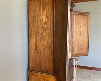 5/ $950 English Mahogany Linen Press Georgian c.1840	takes up to 42"TV - 4'L x 88"T x 21"D