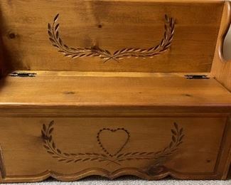 CHILDS BENCH/TOY CHEST
