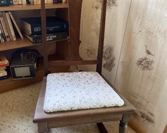 ANTIQUE LADIES SEWING ROCKER