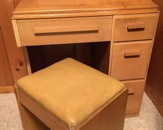 MID CENTURY SINGER HEAVY DUTY SEWING MACHINE IN CABINET WITH STORAGE STOOL