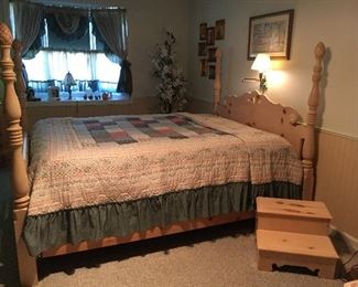 QUEEN SIZE FOUR POSTER WASHED PINE BED
