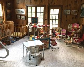 CIRCA 1950’S CHILD AND DOLL FURNITURE AND ACCESSORIES