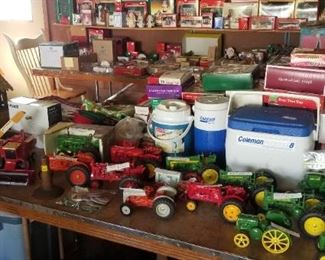 Vintage John Deere, Ford, International, Farmall, Fordson, & Massey-Harris tractors