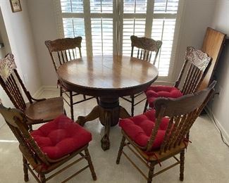 Oak table with leaf and six chairs