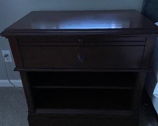 Pottery Barn Nighstands
Current retail $599 Each
Our PRICE $295 Each
“Livingston” Style
30”t x 32”w x 18 1/2”d