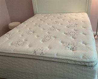 Serta Superlative Queen Mattress & Box Spring
$295.00