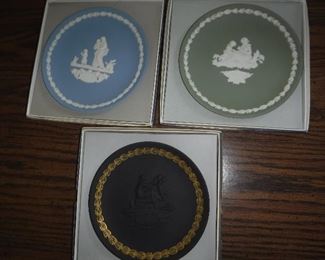 Many Wedgwood  bisque plates, in boxes